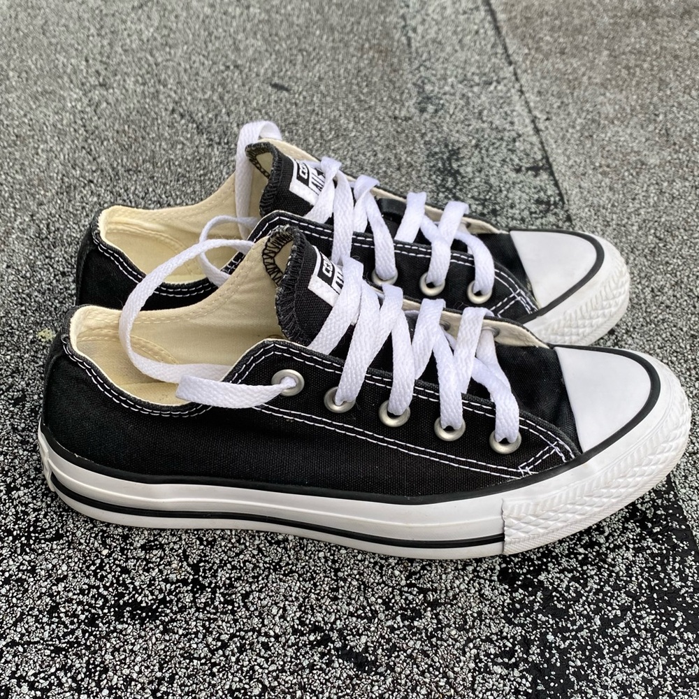 Converse Chuck Taylor Black Low Top Sneakers- Women’s 6